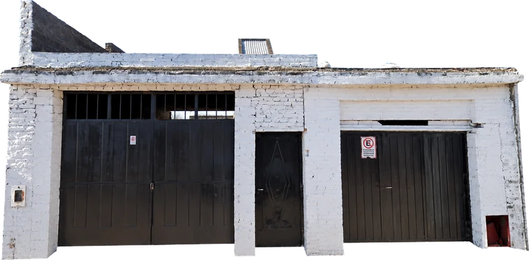El lote de Estanislao Zeballos 1056 en su estado actual: un galpón de una planta con dos portones.